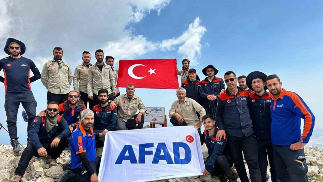 AFAD personeli 15 Temmuz şehitleri için Artos Dağı'na tırmandı