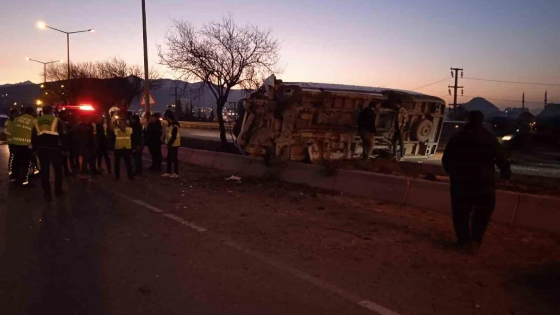 Afyonkarahisar'da işçi servisi refüje devrildi: 12 yaralı