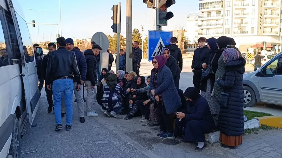 Afyonkarahisar'da işçi servisi tırla çarpıştı: 12 yaralı