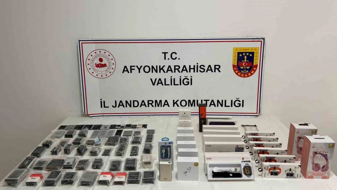 Afyonkarahisar'da kaçak telefon aksesuarları ele geçirildi