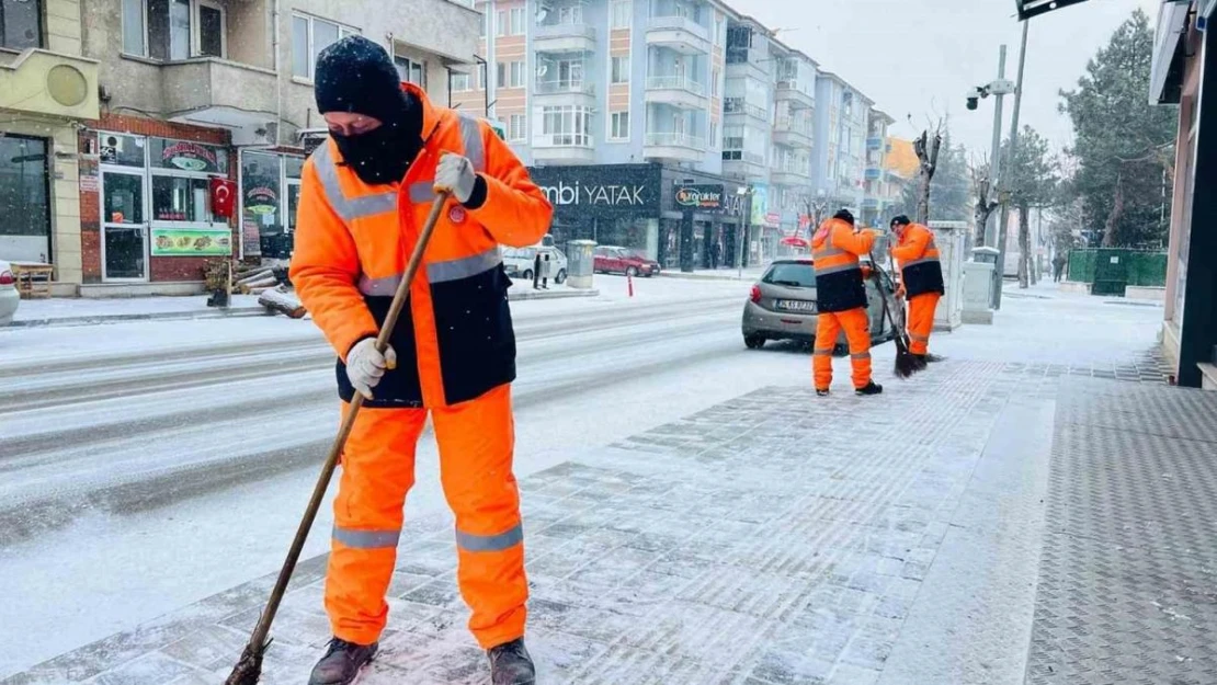 Afyonkarahisar'da karla mücadele devam ediyor