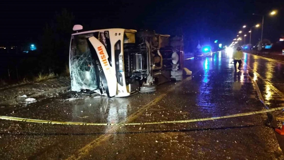 Afyonkarahisar'da midibüs devrildi: 24 kişi yaralandı