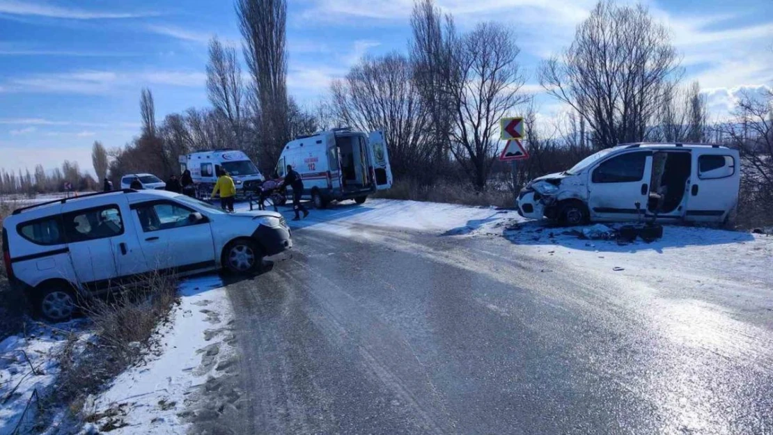 Afyonkarahisar'da trafik kazası, 6 kişi yaralandı