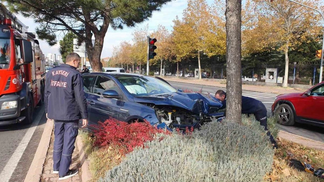 Ağaca çarpan otomobilde maddi hasar oluştu