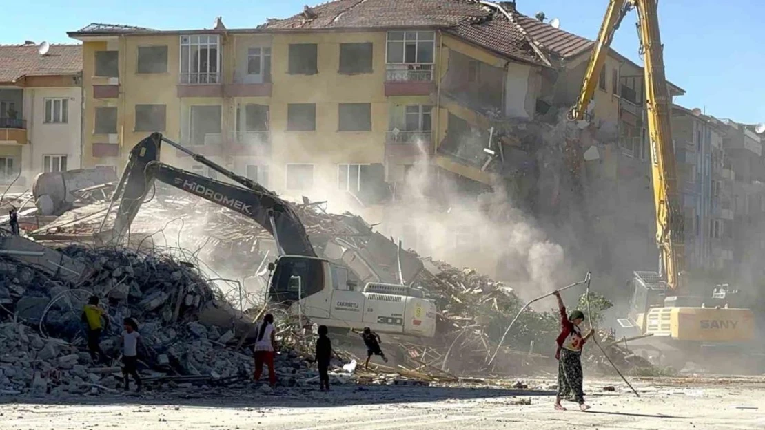 Ağır hasarlı binalardan canları pahasına demir topluyorlar