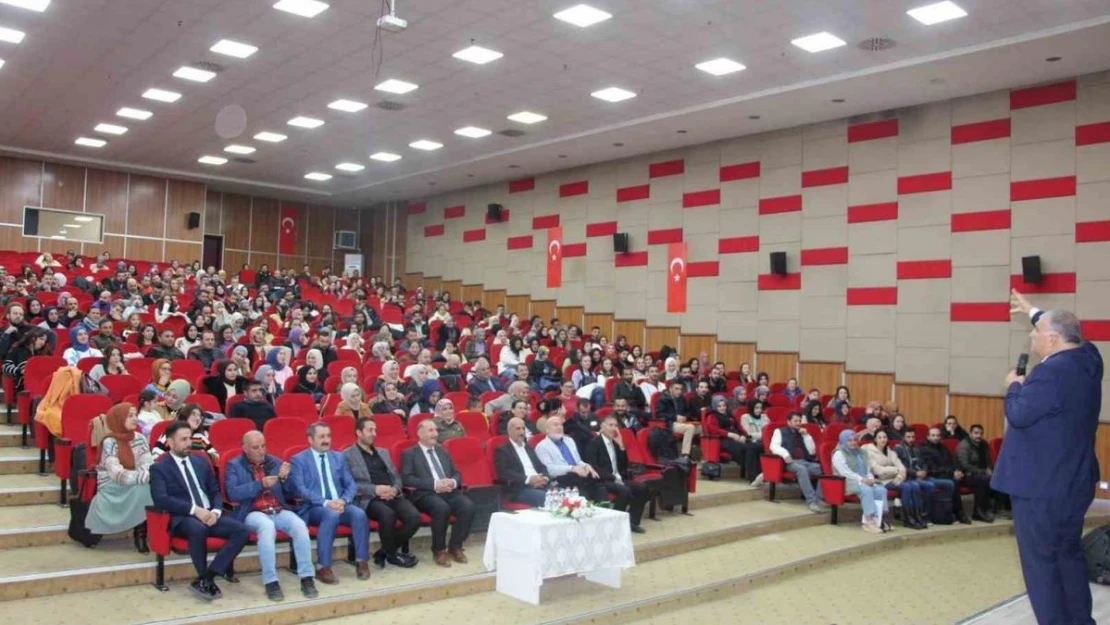 Ağrı'da 'İnsan, İnsanın Gölgesinde Yetişir' temalı seminerler gerçekleştirildi