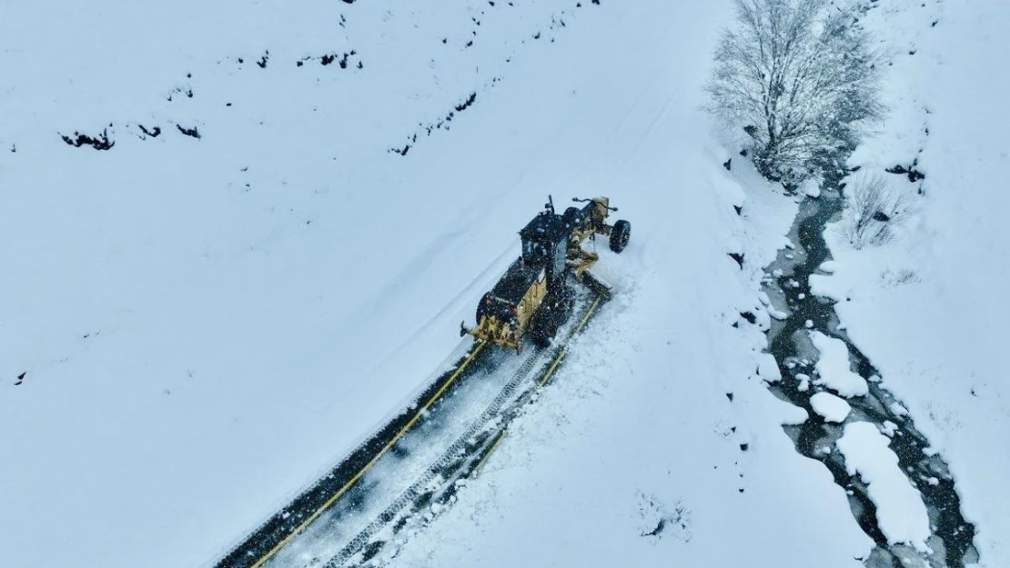 Ağrı'da 'Kar Kaplanları' kapanan yollar için seferber oldu