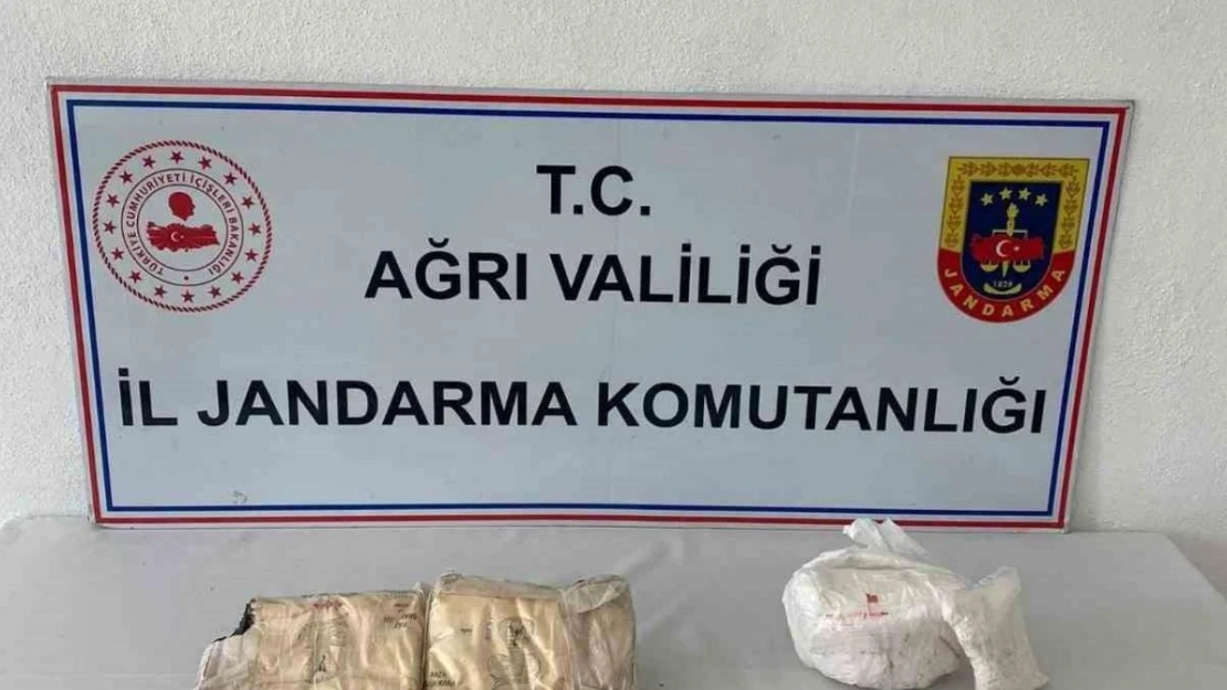 Ağrı'da 2 kilo afyon sakızı ve 1,3 kilo metamfetamin ele geçirildi