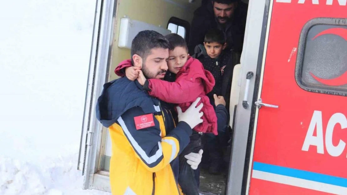 Ağrı'da 4 kardeşin yardımına paletli ambulans yetişti