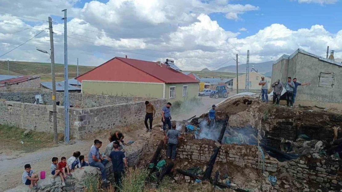 Ağrı'da ahırda çıkan yangın korkuttu