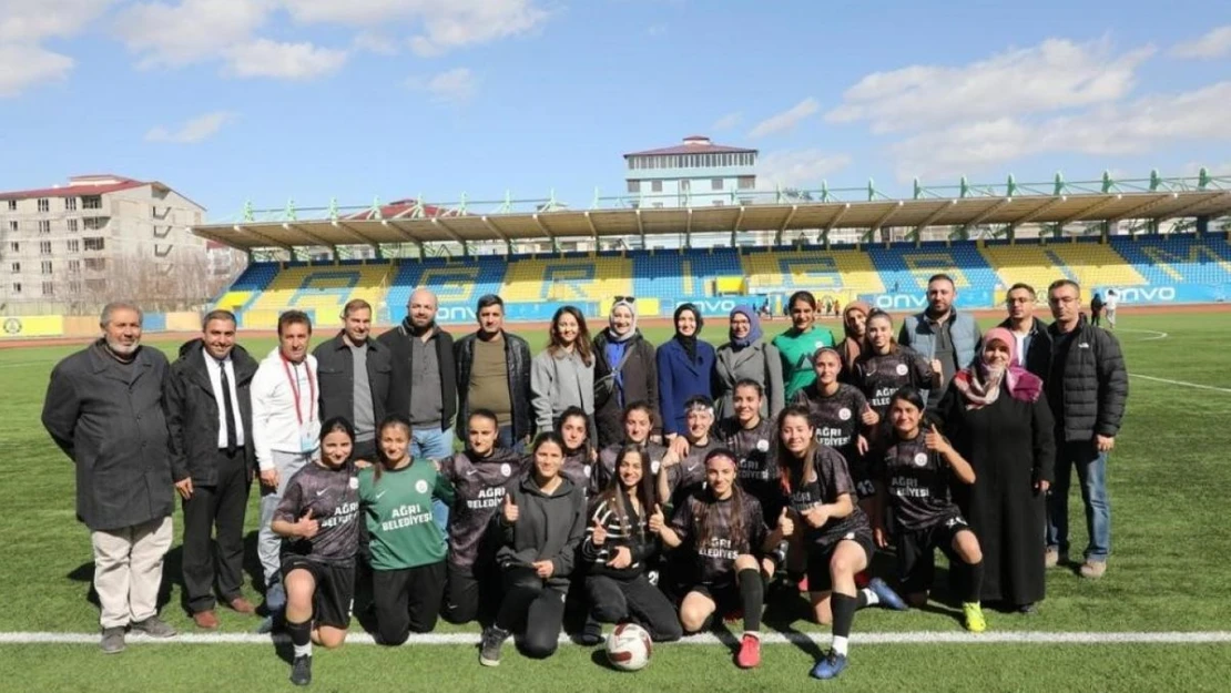 Ağrı'da Aile ve Sosyal Politikalar Kız Futbol Takımı 76 Iğdır Spor'u yendi