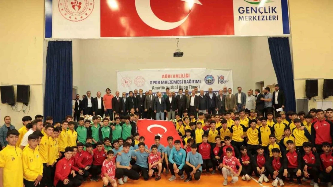 Ağrı'da amatör spor kulüplerine spor malzemesi dağıtıldı