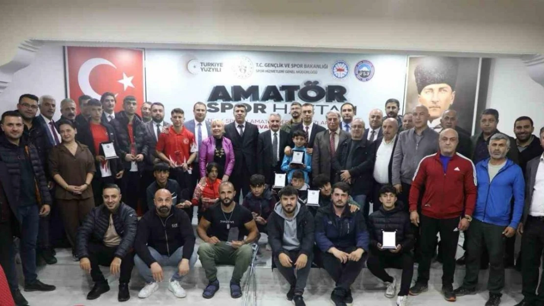 Ağrı'da Amatör Sporun Enleri Ödül Töreni Gerçekleştirildi