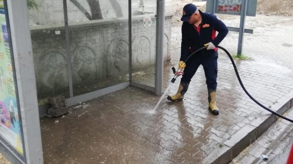 Ağrı'da cadde ve duraklar yıkandı