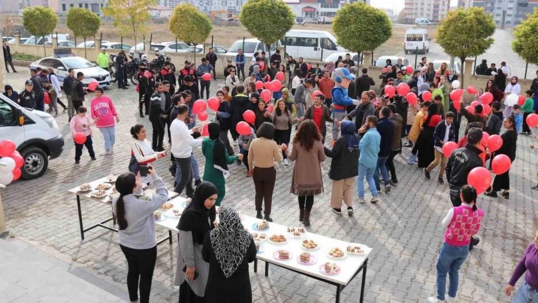 Ağrı'da Cumhuriyet'in 100'üncü yılında polis araçları öğrencilerle buluştu