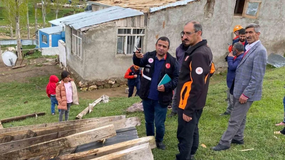 Ağrı'da fırtına çatıları uçurdu