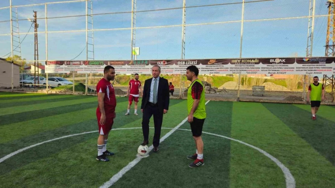 Ağrı'da geleneksel öğretmenler arası futbol turnuvası heyecanla başladı