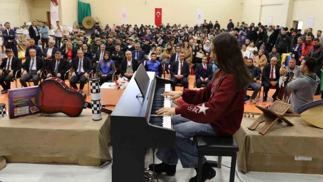 Ağrı'da gençlere spor ve sanat malzemesi desteği