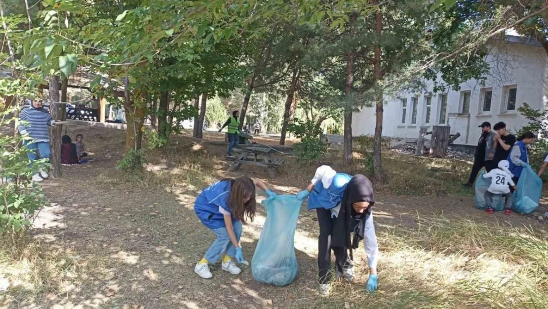 Ağrı'da Gençlik Merkezi gönüllüleri çevre temizliği yaptı