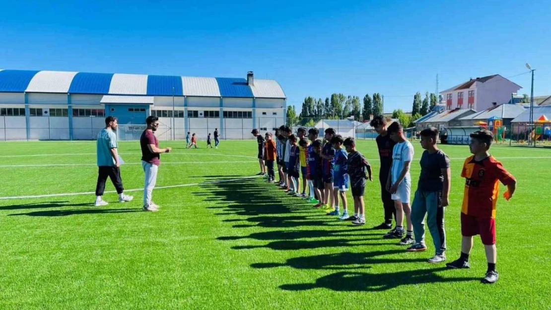 Ağrı'da GSB Spor Okulları projesi kapsamında öğrencilere spor eğitimi veriliyor