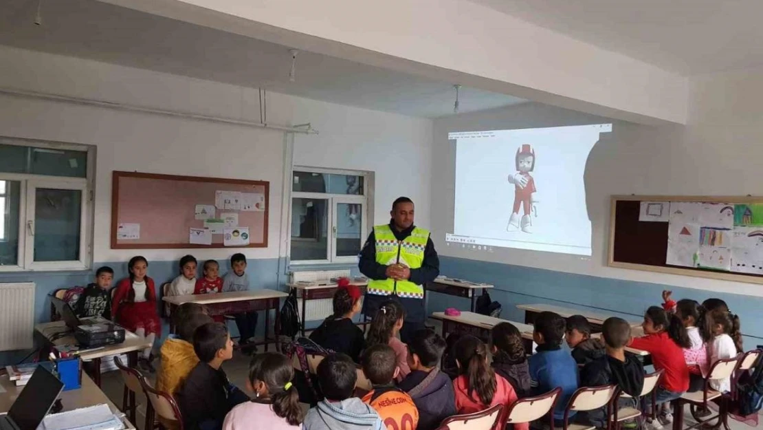 Ağrı'da jandarma ekipleri trafik kuralları hakkında öğrencileri bilgilendiriyor