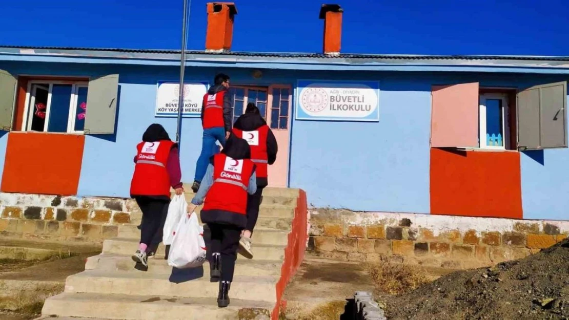 Ağrı'da Kızılay gönüllüleri vatandaşların yüzünü güldürüyor