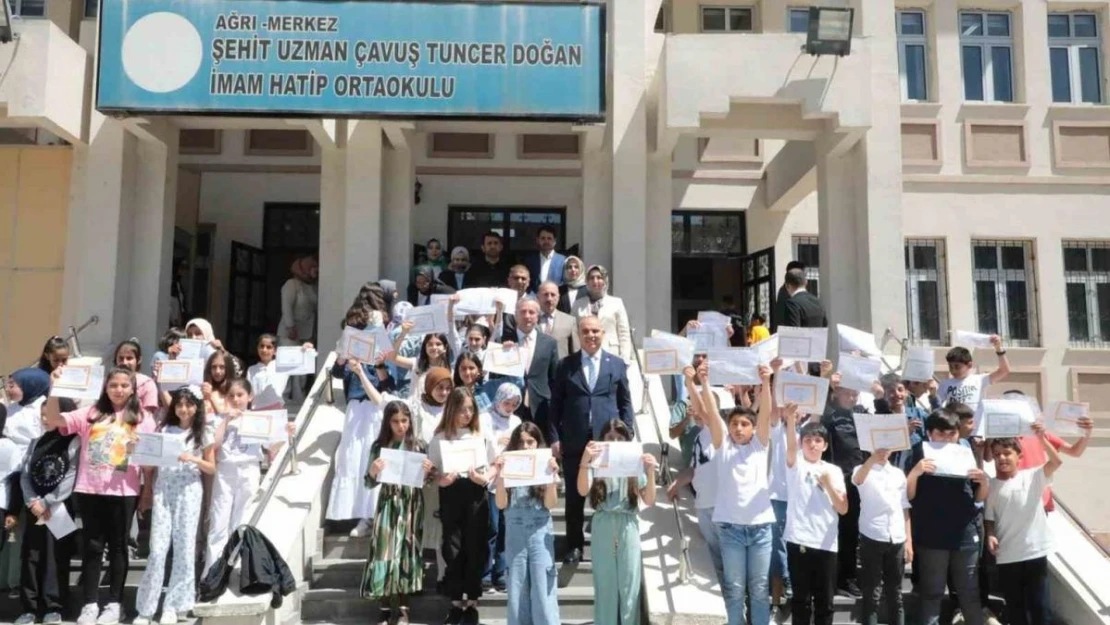 Ağrı'da öğrenciler karnelerini Vali Koç'tan aldı