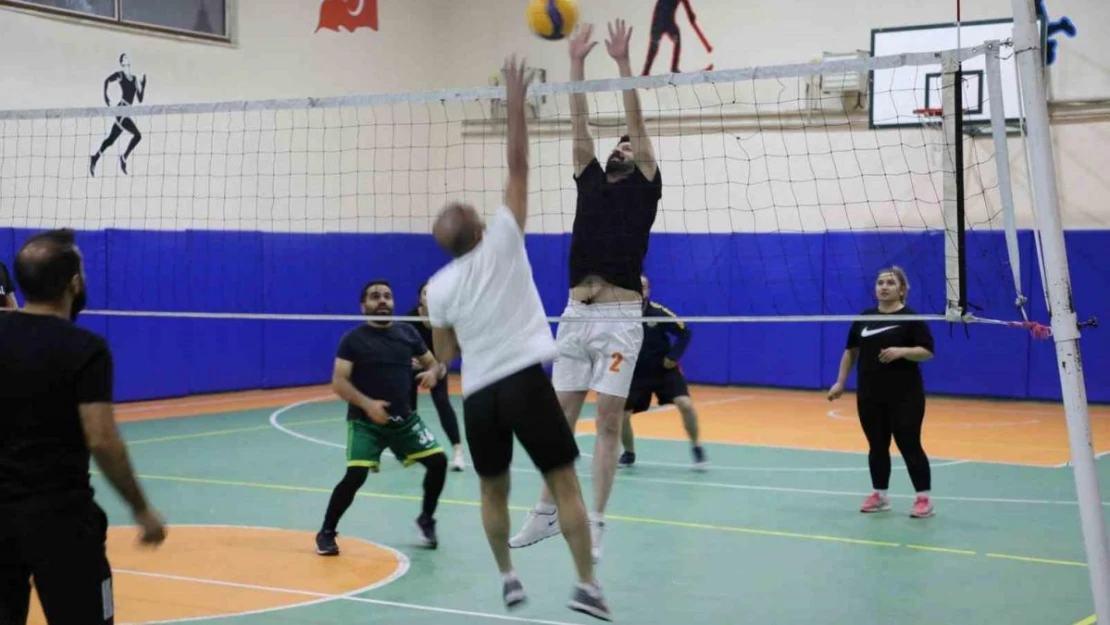 Ağrı'da öğretmenler voleybol turnuvasında ter döktü