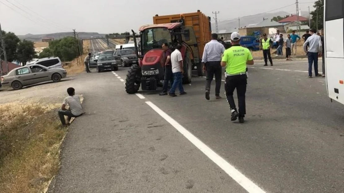 Ağrı'da feci kaza... Otomobil traktöre çarptı