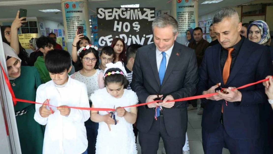 Ağrı'da özel eğitim öğrencilerinin yılsonu calışmaları ilgi odağı oldu