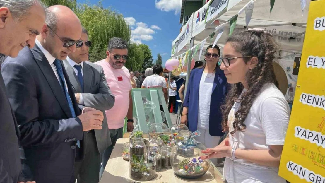 Ağrı'da projelerin sergilendiği 'Bilim Şenliği' yoğun ilgi gördü