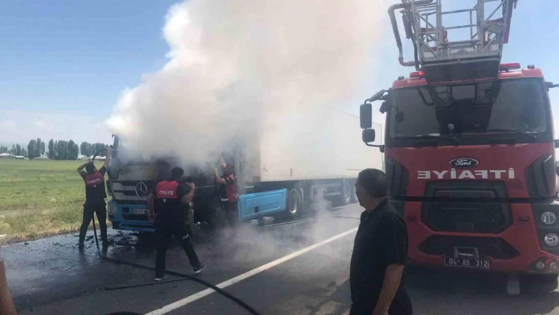 Ağrı'da seyir halindeki TIR yandı