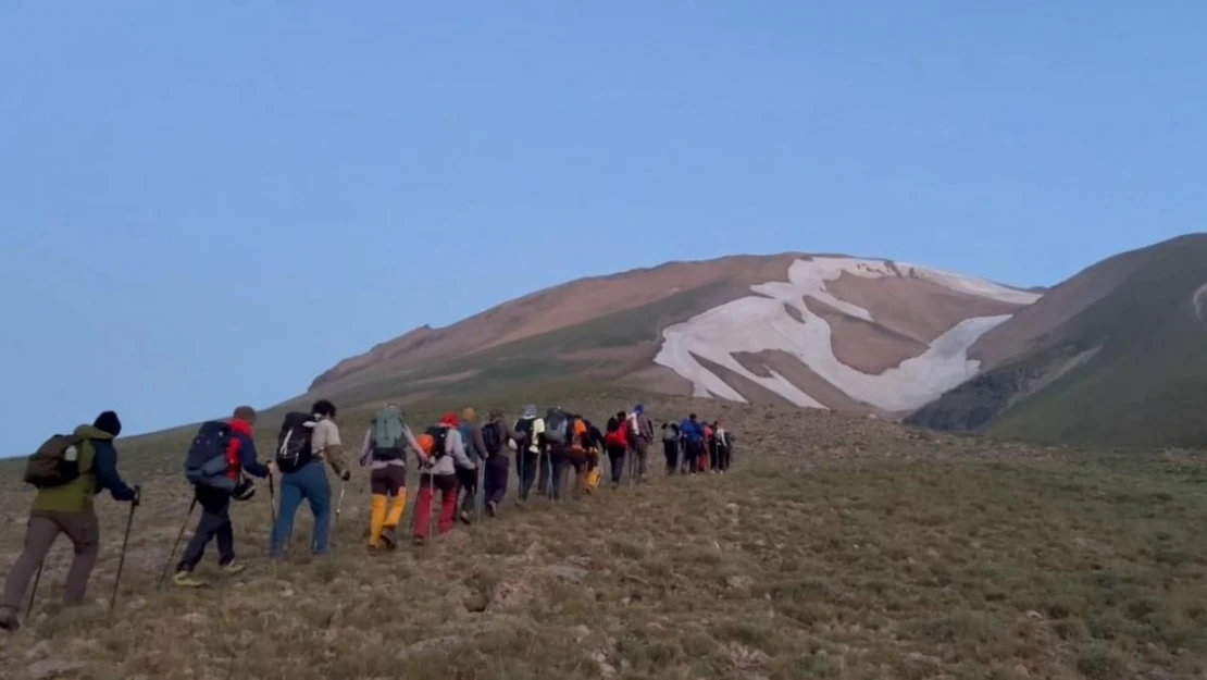 Ağrı'da Süphan Dağı zirve tırmanışı ile 15 Temmuz kutlandı