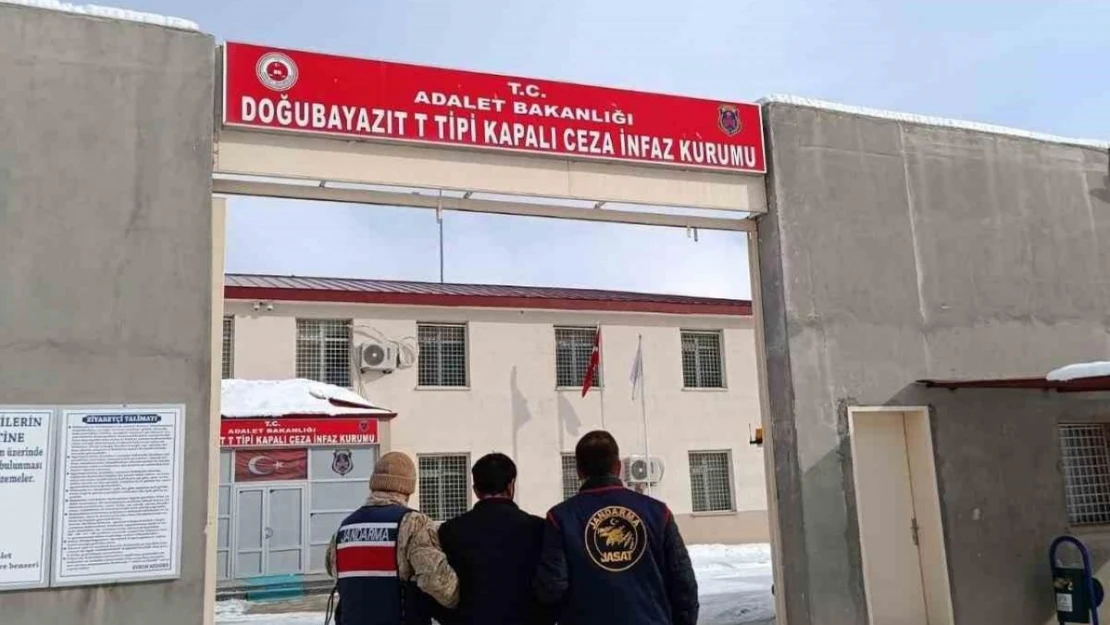 Ağrı'da toplamda 15 yıl hapis cezası olan 2 firari yakalandı