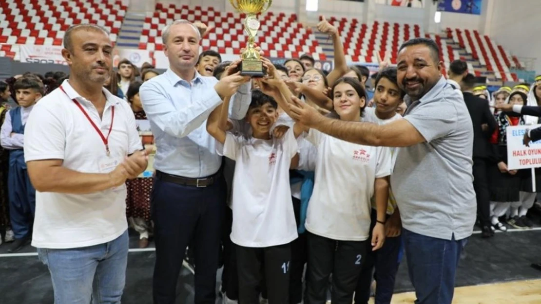 Ağrı'da Türkiye Halk Oyunları Federasyonu Grup Yarışması heyecanı