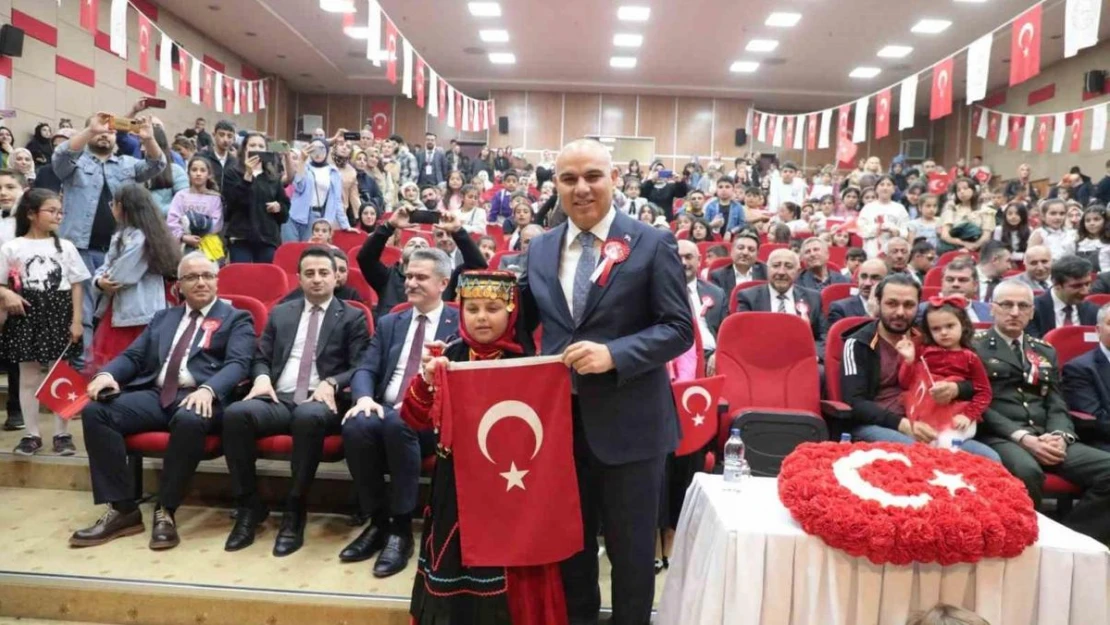 Ağrı'da, Ulusal Egemenlik ve Çocuk Bayramı coşkuyla kutlandı