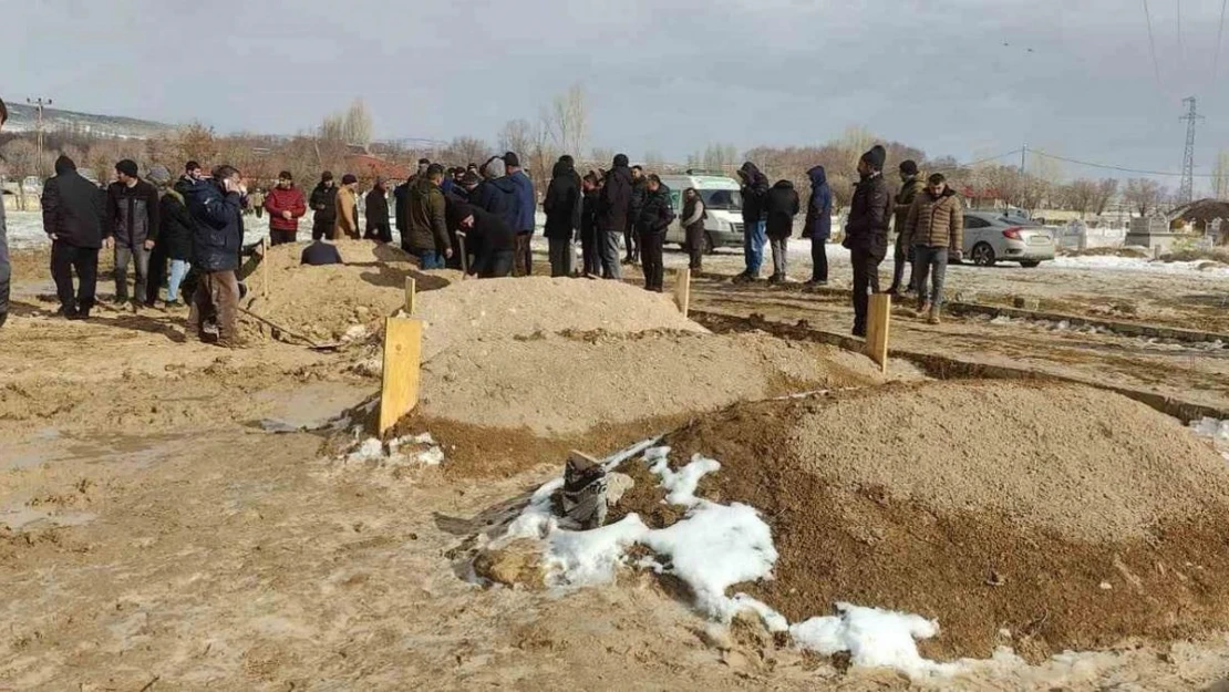 Ağrı'da yol açmaya giden iş makinasının devrilmesi sonucu hayatını kaybeden 4 kişi toprağa verildi