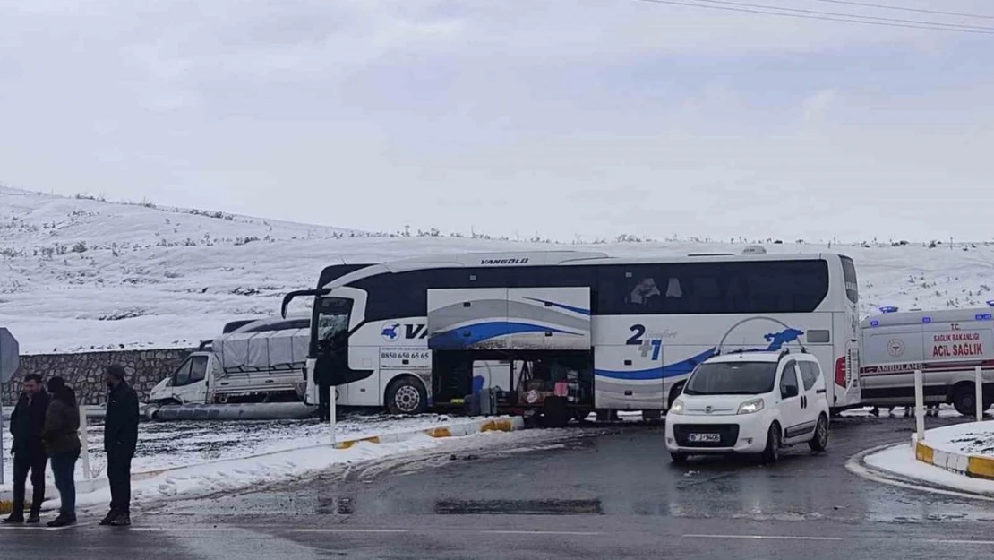 Ağrı'da yolcu otobüsü ile kamyonet çarpıştı: 11 yaralı