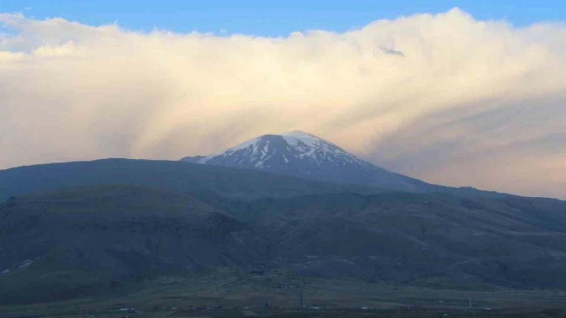 Ağrı Dağı erimeye devam ediyor