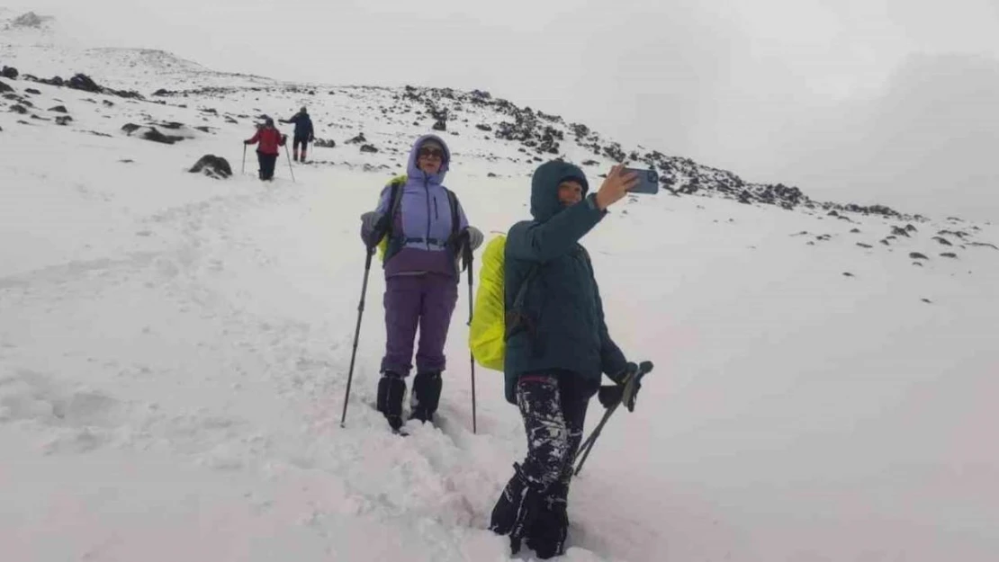 Ağrı Dağı kadın dağcılara geçit vermedi