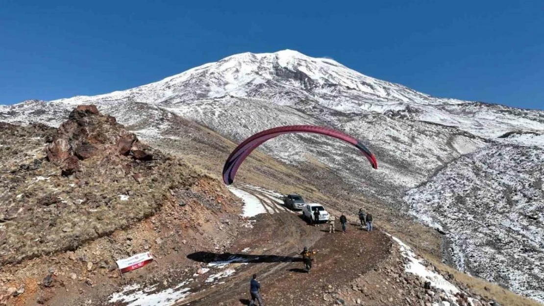 Ağrı Dağı'nda Cumhuriyet Bayramı coşkusu yamaç paraşütüyle yaşandı