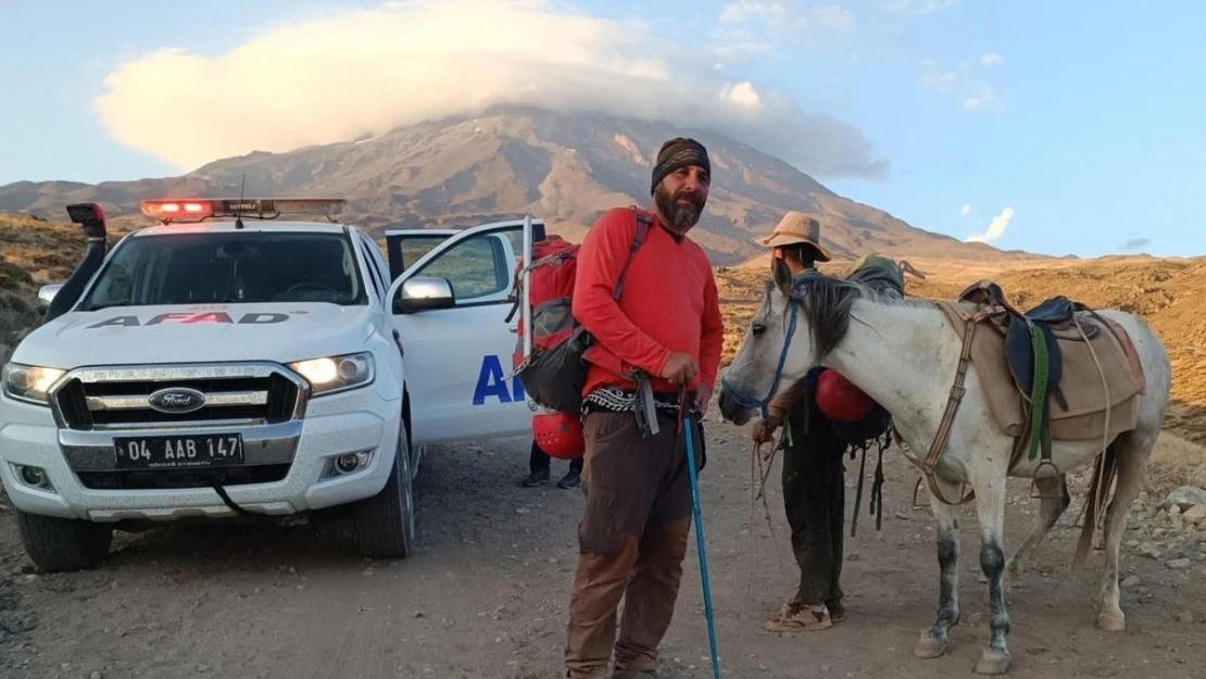 Ağrı Dağı'nda rahatsızlanan dağcı hastaneye kaldırıldı