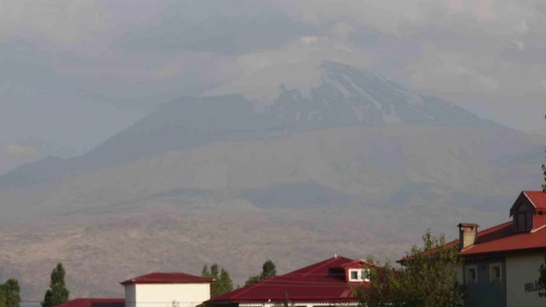 Ağrı Dağı sıcak hava nedeniyle erimeye devam ediyor