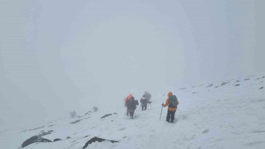 Ağrı Dağı turistleri ağırlamaya devam ediyor