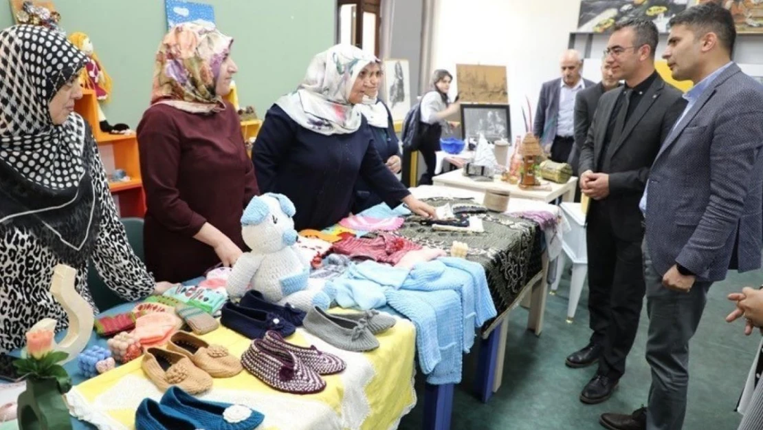 Ağrı Gençlik Merkezinde el emeği ürünler sergilendi