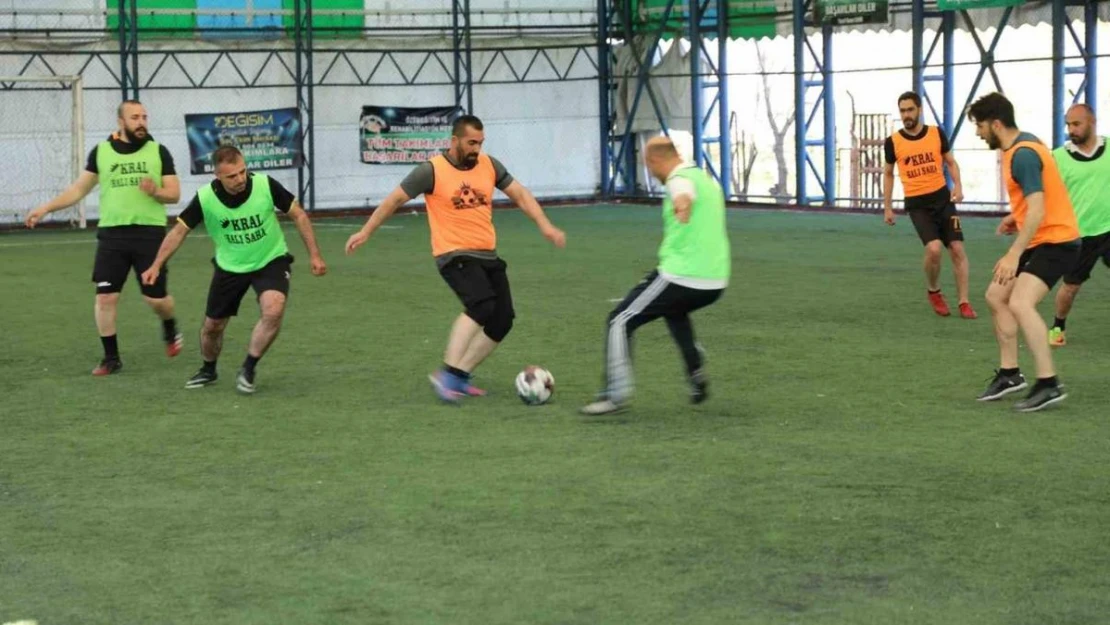 Ağrı Milli Eğitim Müdürü Kökrek, öğretmenler arası futbol turnuvasında sporculara tatlı ikram etti