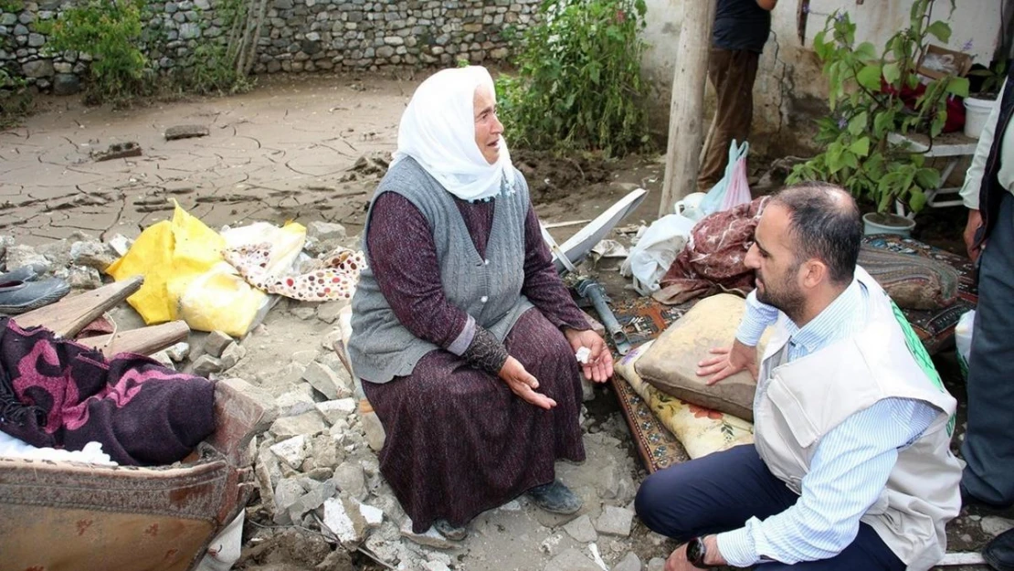 Ağrı Umut Kervanı Derneği, selin en çok zarar verdiği köye yardım ulaştırdı