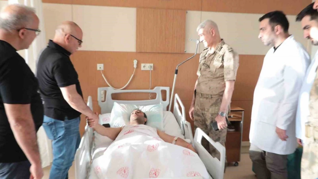 Ağrı Valisi Koç, Kurban Bayramı'nda hastaları ziyaret etti