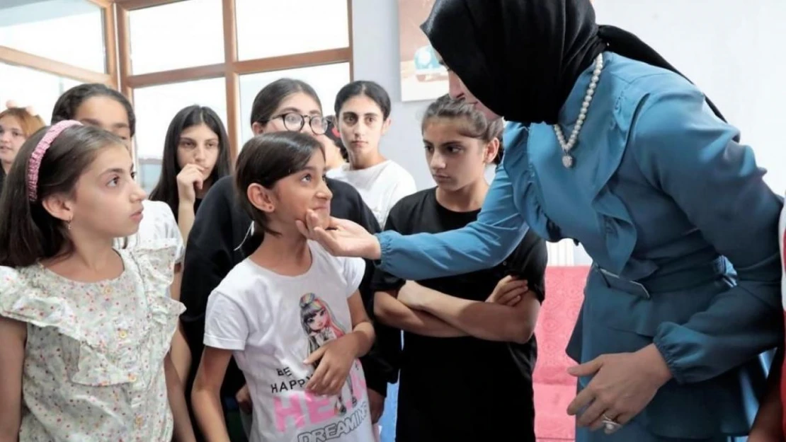 Ağrı Valisi'nin eşi, Çocukevleri Sitesi'nde çocuklarla buluştu