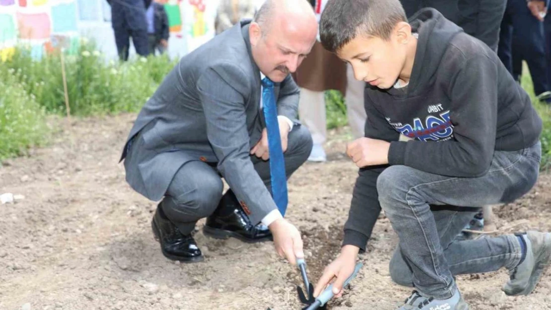 Ağrı Valisi Varol, öğrencilerle birlikte tohum ekimi gerçekleştirdi